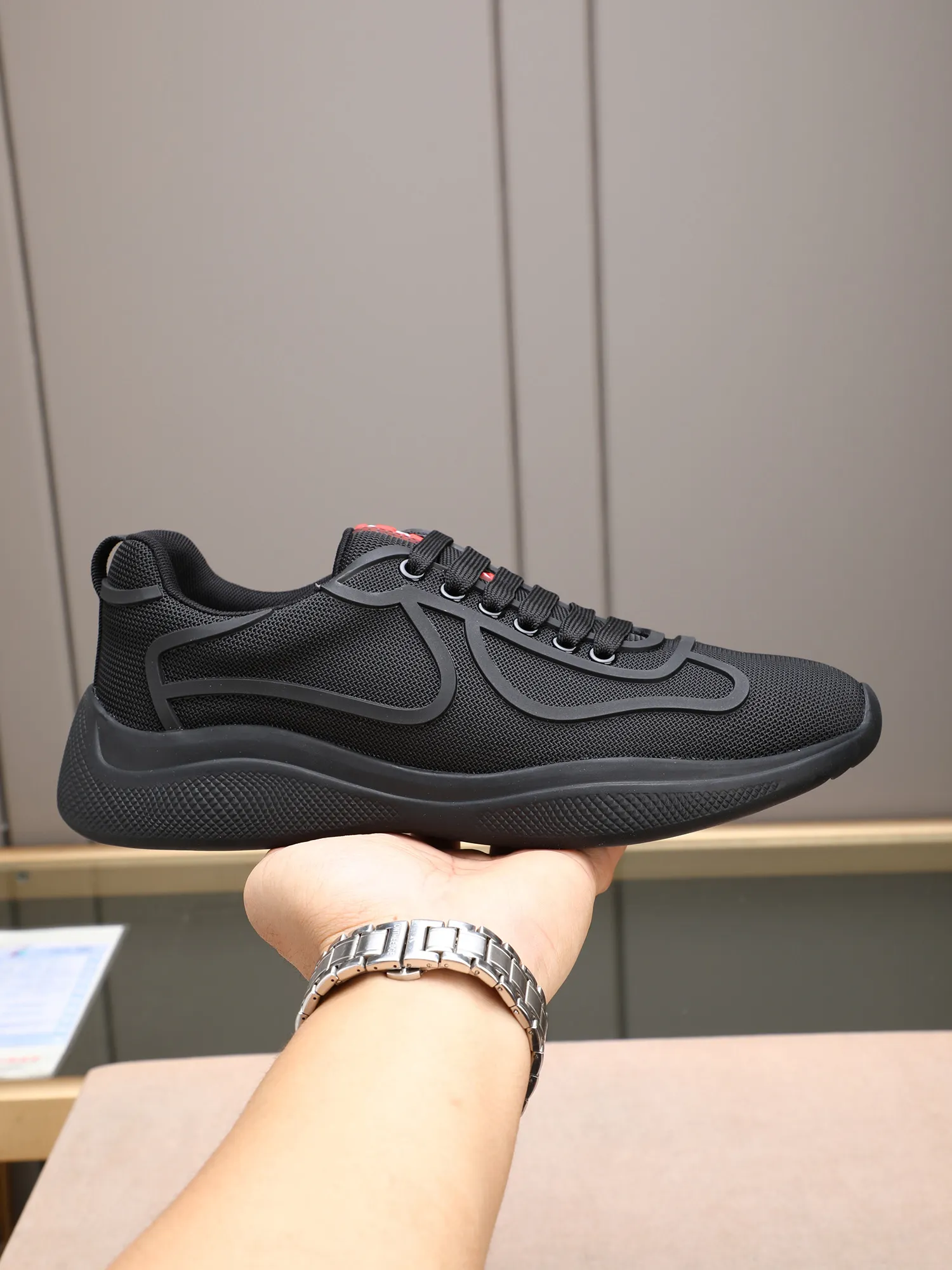 Men's shoes 💰400 PRADA/Prada men's lace-up casual sports shoes, the upper is made of imported rubber and breathable mesh. It is soft, comfortable and breathable. The tongue is decorated with the PRADA brand letter logo. The thick rubber sole echoes the red label tongue. The style is fashionable and elegant. The details are carefully crafted. A casual sports shoe with a super western style and excellent breathability!  Size: 38-44 (45 46 customized)